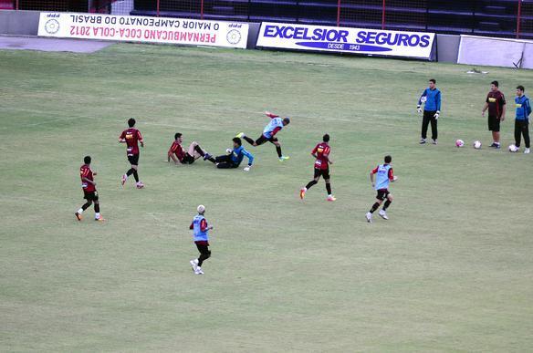 O t�cnico Mazola bem que tentou, mas a equipe do Superesportes furou o treino secreto do Le�o na Ilha