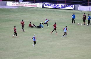 O t�cnico Mazola bem que tentou, mas a equipe do Superesportes furou o treino secreto do Le�o na Ilha