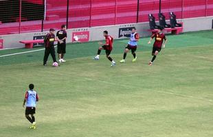 O t�cnico Mazola bem que tentou, mas a equipe do Superesportes furou o treino secreto do Le�o na Ilha