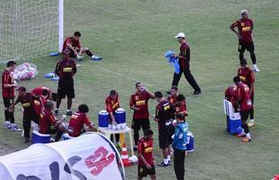 O t�cnico Mazola bem que tentou, mas a equipe do Superesportes furou o treino secreto do Le�o na Ilha