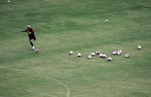 O t�cnico Mazola bem que tentou, mas a equipe do Superesportes furou o treino secreto do Le�o na Ilha