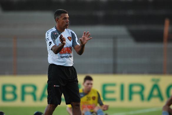 Toninho Cerezo passou pelo clube em 2010 e deixou o time  beira da zona de rebaixamento na Srie B do Campeonato Brasileiro daquele ano