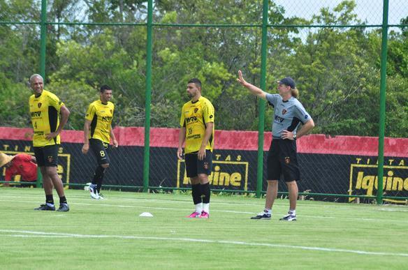 S�rgio Guedes e seus comandados treinam visando o Cl�ssico das Multid�es