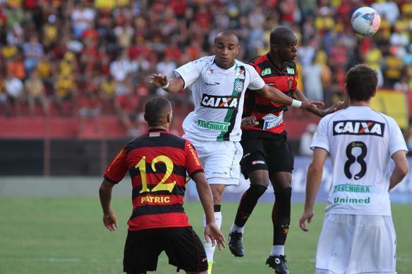 Sport vence Figueirense com gol de Felipe Azevedo na reestreia de Geninho