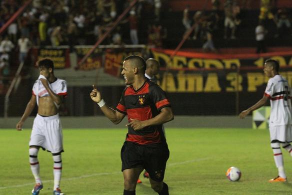 Sport vence o Santa Cruz por 3 a 0 pela quinta rodada do hexagonal final do Pernambucano 2014