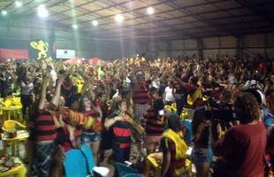 No Recife, torcedores comemoram o ttulo aps acompanhar o jogo na Ilha do Retiro