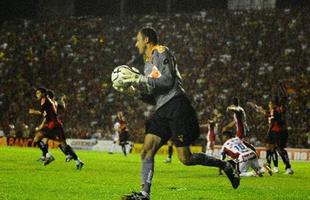 Magro segura a bola na final do Campeonato Pernambucano de 2010, que terminaria com a taa nas mos do Sport