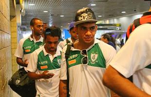Elenco do Sport desembarca no Recife aps derrota para o Cruzeiro. Leoninos vieram no mesmo voo do Amrica-MG, adversrio do Snata Cruz nesta sexta-feira