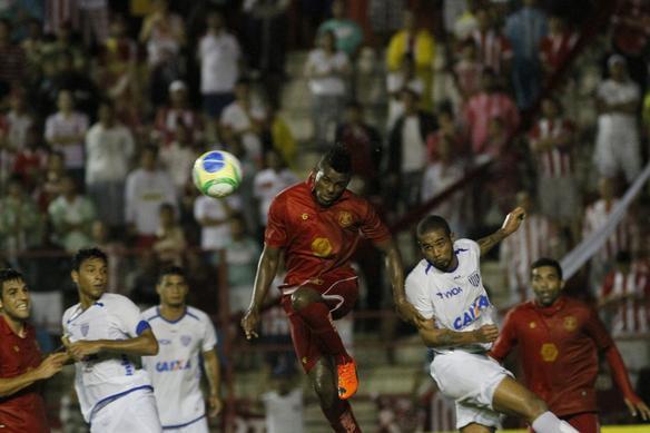 No retorno aos Aflitos, Timbu no se deu bem contra o Ava.