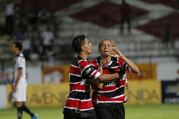 Na volta ao Arruda, Santa Cruz vence a Ponte Preta por 2 a 1 pela Srie B