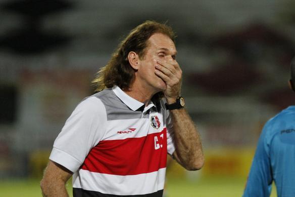 Na volta ao Arruda, Santa Cruz vence a Ponte Preta por 2 a 1 pela Srie B