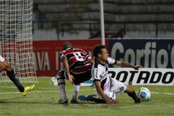 Na volta ao Arruda, Santa Cruz vence a Ponte Preta por 2 a 1 pela Srie B