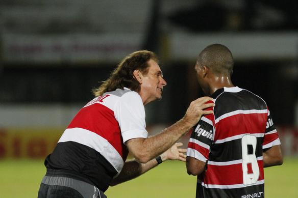 Na volta ao Arruda, Santa Cruz vence a Ponte Preta por 2 a 1 pela Srie B