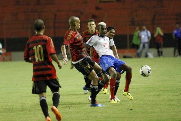 Com gol de Mike na segunda etapa, o Sport venceu o Bahia por 1 a 0 na Ilha do Retiro