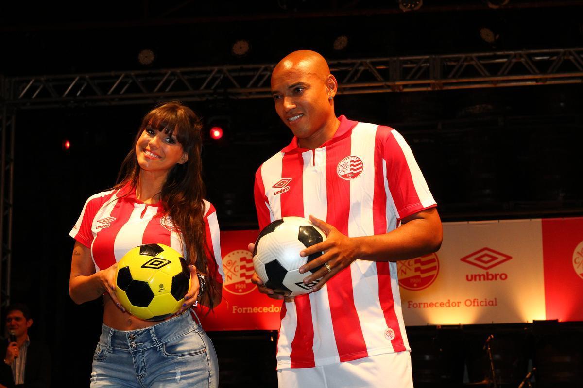 Confira as imagens da apresentao dos novos uniformes do Nutico para a temporada 2014