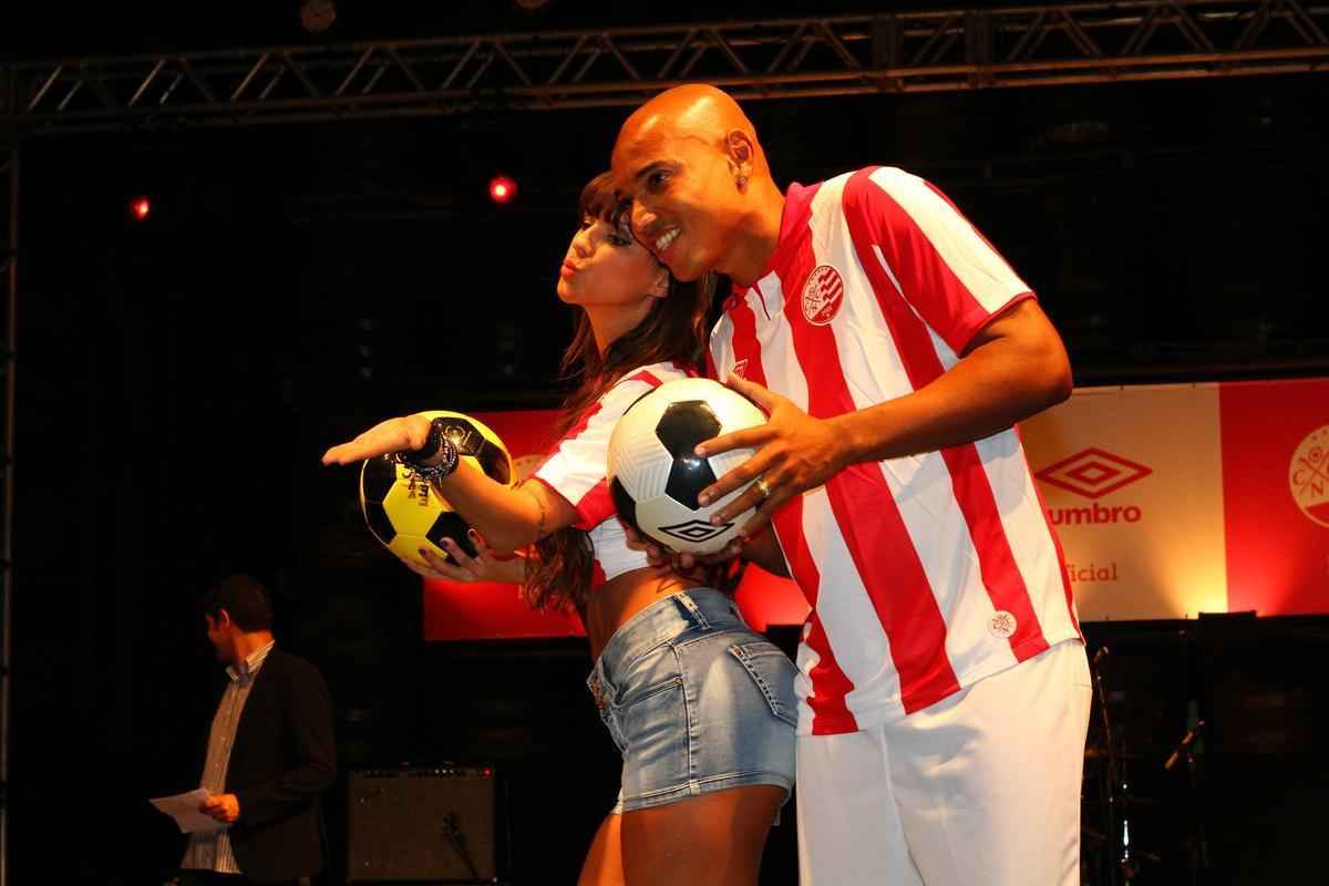 Confira as imagens da apresentao dos novos uniformes do Nutico para a temporada 2014