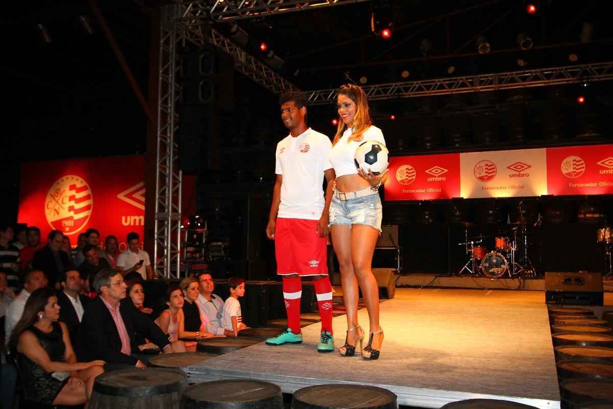 Confira as imagens da apresentao dos novos uniformes do Nutico para a temporada 2014