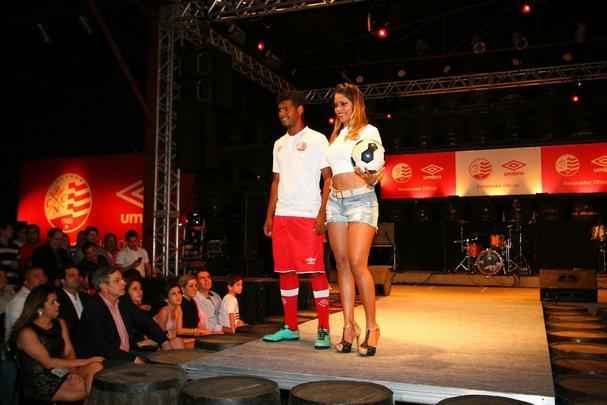 Confira as imagens da apresentao dos novos uniformes do Nutico para a temporada 2014