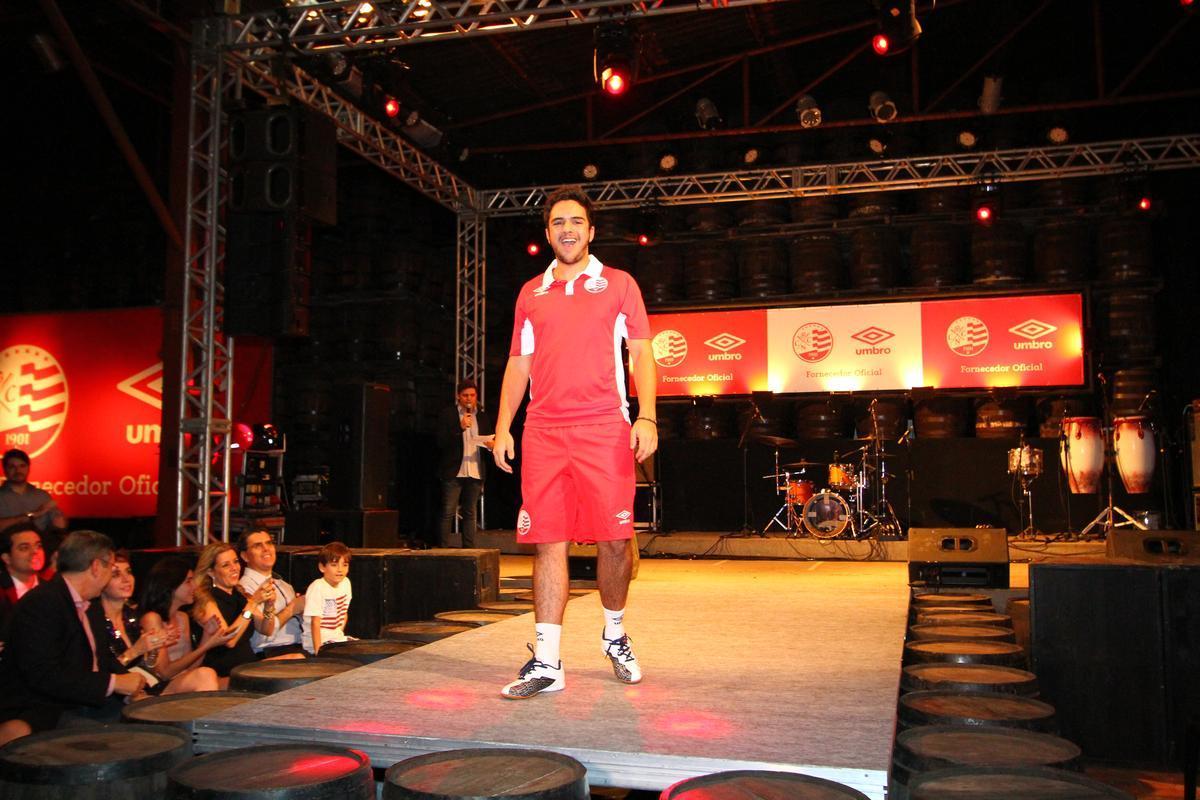 Confira as imagens da apresentao dos novos uniformes do Nutico para a temporada 2014