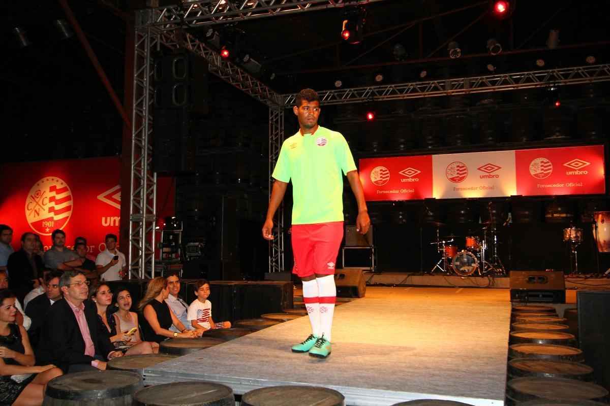 Confira as imagens da apresentao dos novos uniformes do Nutico para a temporada 2014