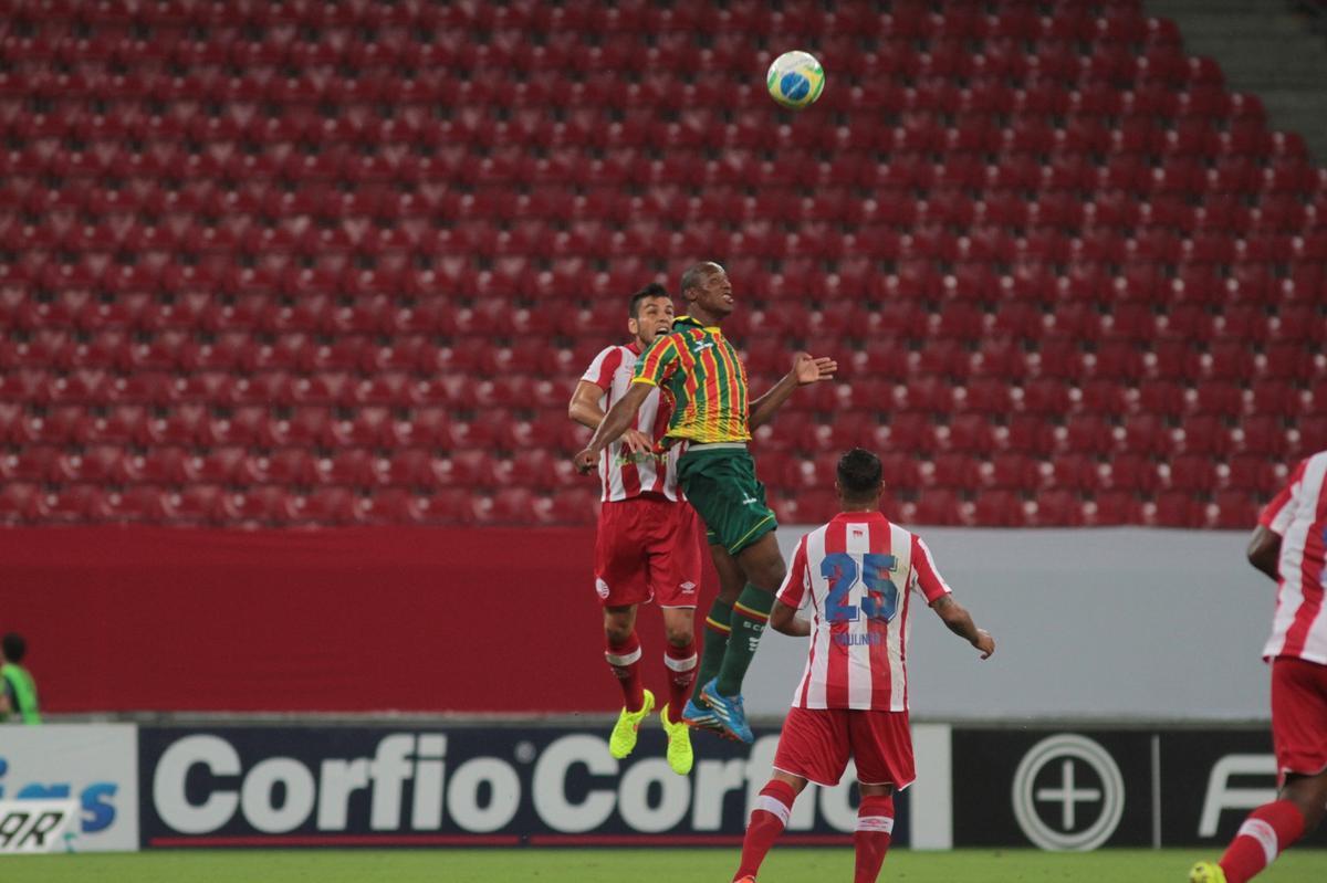 Timbu recebeu time maranhense na Arena Pernambuco no retorno da Srie B