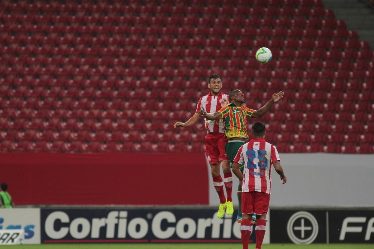 Timbu recebeu time maranhense na Arena Pernambuco no retorno da Srie B