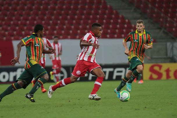 Timbu recebeu time maranhense na Arena Pernambuco no retorno da Srie B