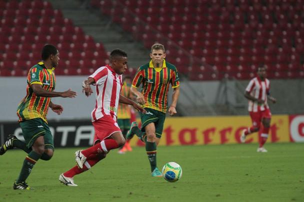 Timbu recebeu time maranhense na Arena Pernambuco no retorno da Srie B