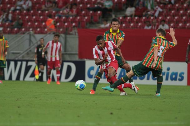 Timbu recebeu time maranhense na Arena Pernambuco no retorno da Srie B