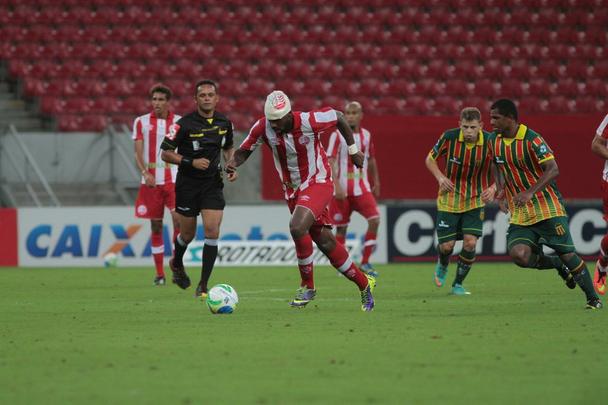 Timbu recebeu time maranhense na Arena Pernambuco no retorno da Srie B