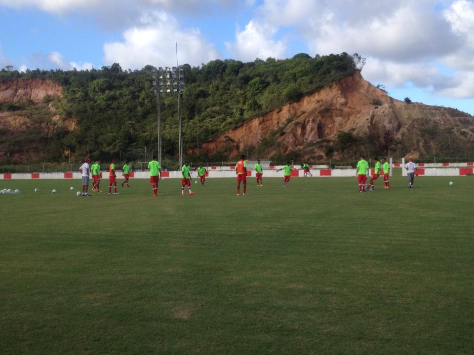 Aps lanar uniforme de jogo, time alvirrubro volta aos trabalhos com camisas novas tambm para treino