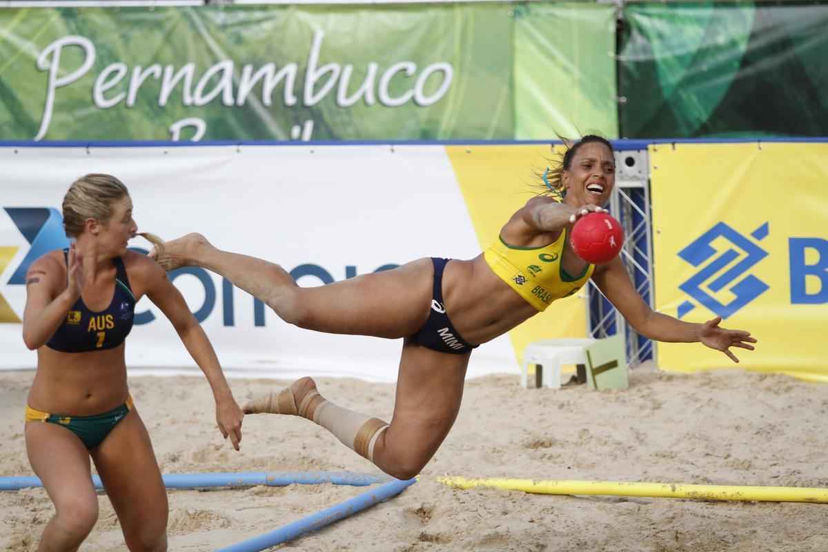 Atletas exibem beleza e habilidade na disputa do Mundial de Handebol de Praia no Recife