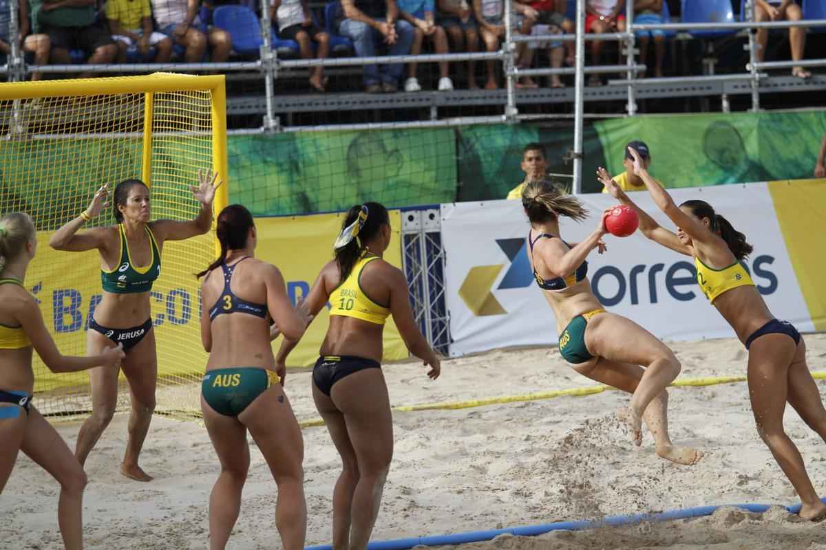 Atletas exibem beleza e habilidade na disputa do Mundial de Handebol de Praia no Recife