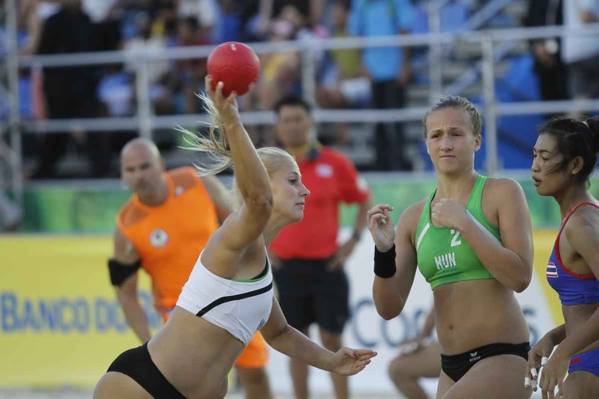 Atletas exibem beleza e habilidade na disputa do Mundial de Handebol de Praia no Recife