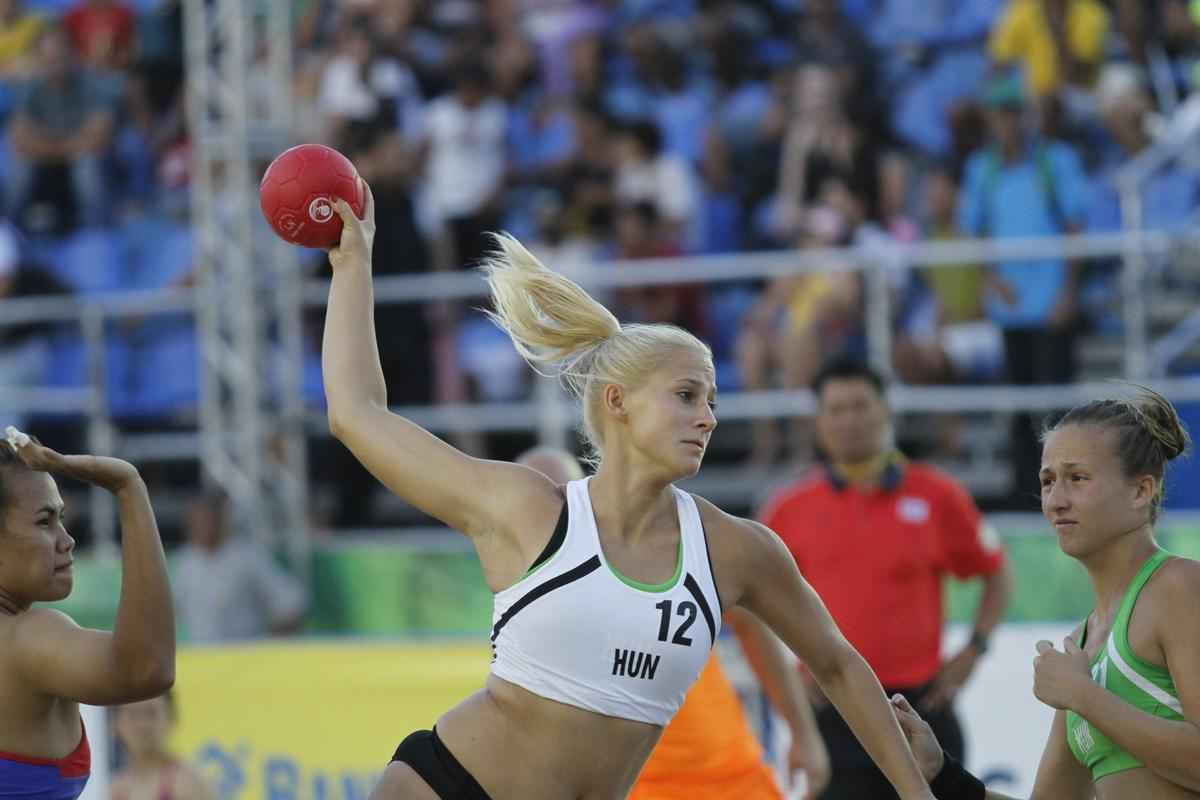 Atletas exibem beleza e habilidade na disputa do Mundial de Handebol de Praia no Recife