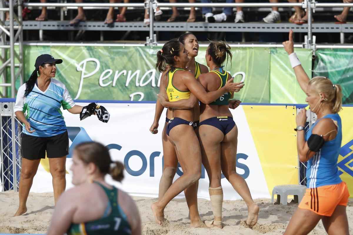 Atletas exibem beleza e habilidade na disputa do Mundial de Handebol de Praia no Recife