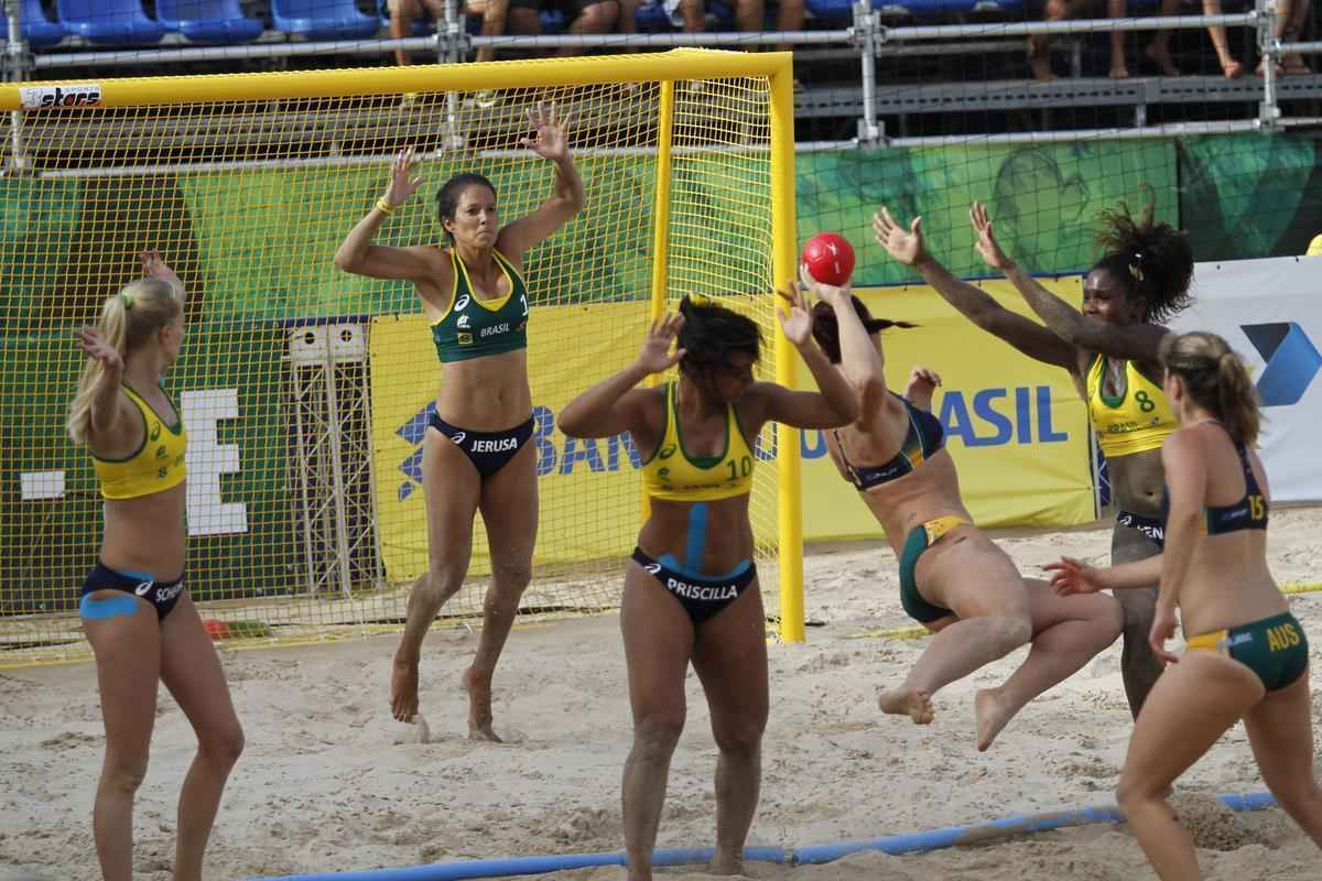 Atletas exibem beleza e habilidade na disputa do Mundial de Handebol de Praia no Recife