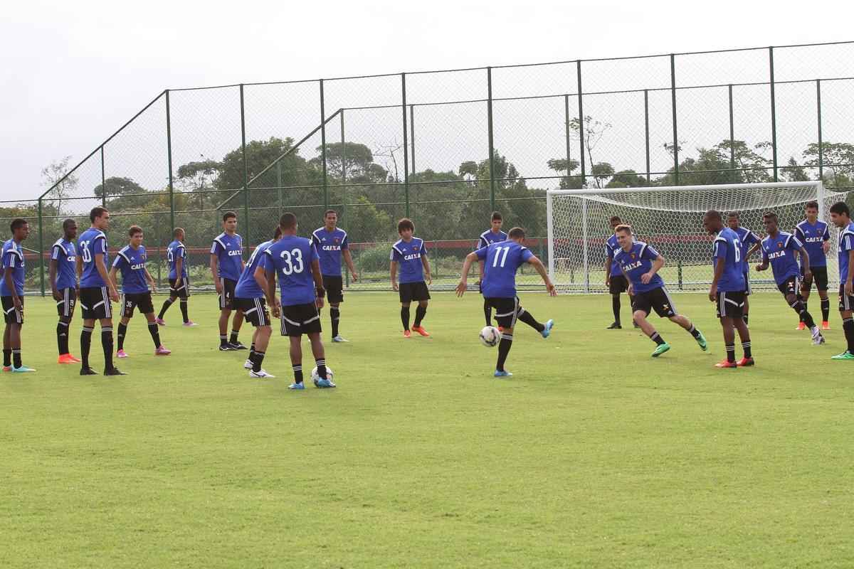 Eduardo Baptista comandou o ltimo treino no Centro de Treinamento Jos de Andrade Mdicis antes do desafio pela Copa do Brasil
