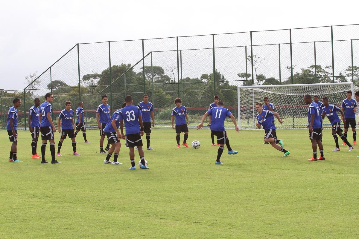 Eduardo Baptista comandou o ltimo treino no Centro de Treinamento Jos de Andrade Mdicis antes do desafio pela Copa do Brasil