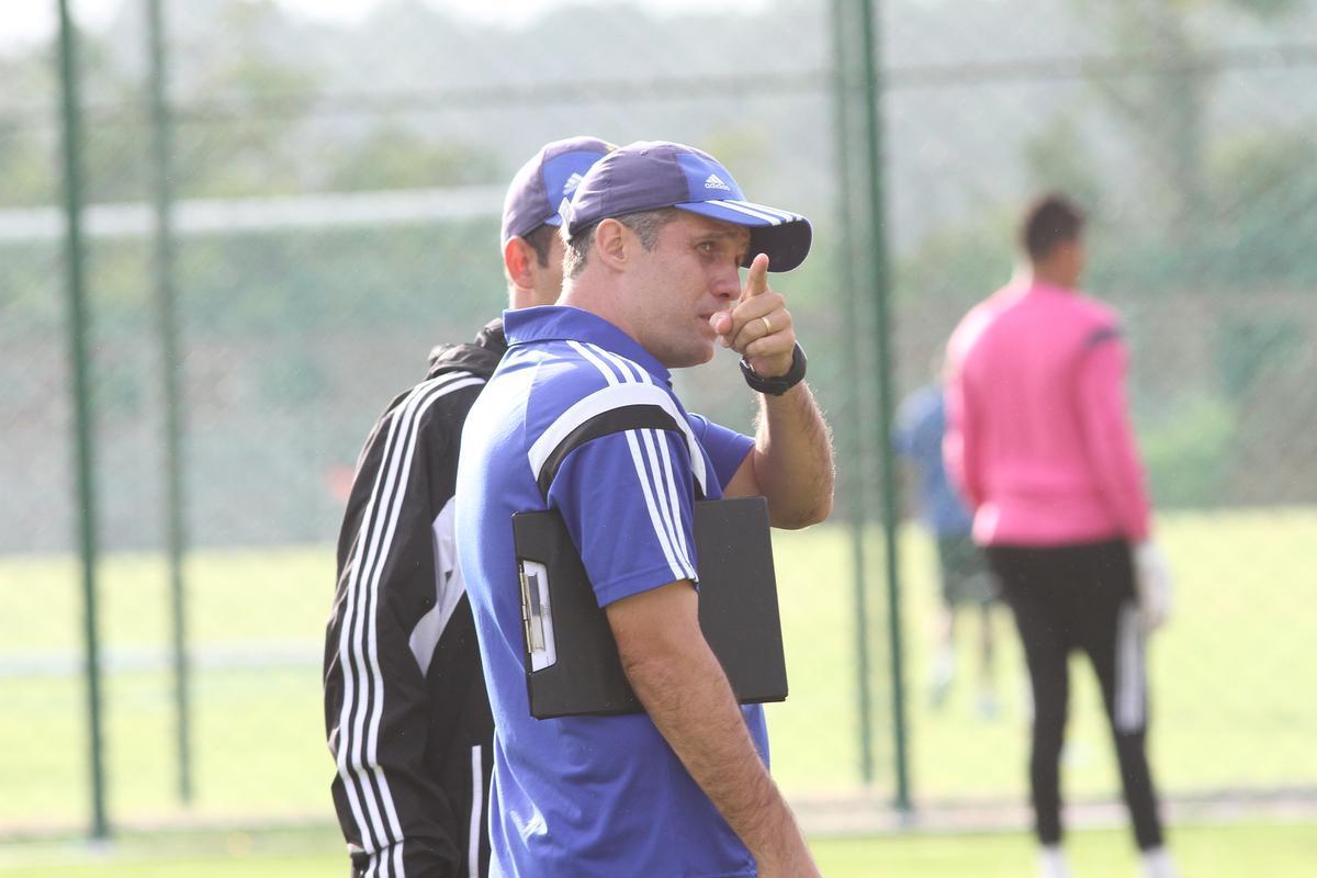 Eduardo Baptista comandou o ltimo treino no Centro de Treinamento Jos de Andrade Mdicis antes do desafio pela Copa do Brasil