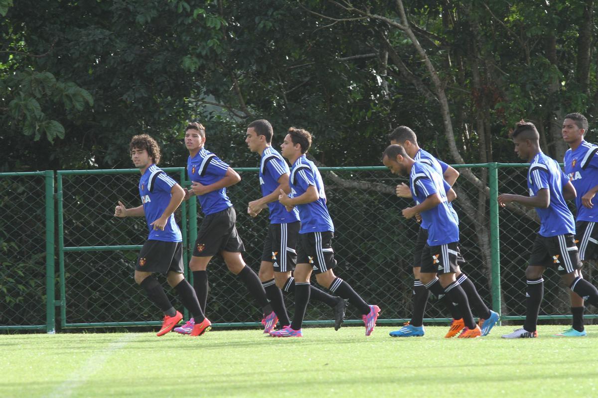 Eduardo Baptista comandou o ltimo treino no Centro de Treinamento Jos de Andrade Mdicis antes do desafio pela Copa do Brasil