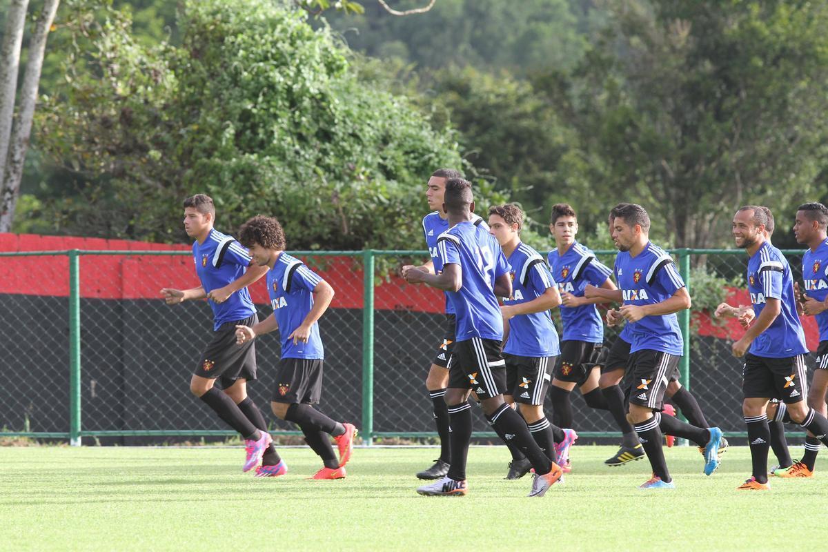 Eduardo Baptista comandou o ltimo treino no Centro de Treinamento Jos de Andrade Mdicis antes do desafio pela Copa do Brasil