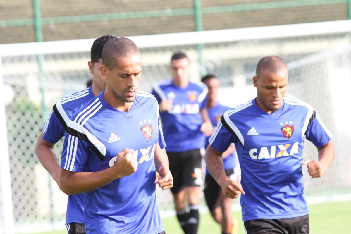 Eduardo Baptista comandou o ltimo treino no Centro de Treinamento Jos de Andrade Mdicis antes do desafio pela Copa do Brasil