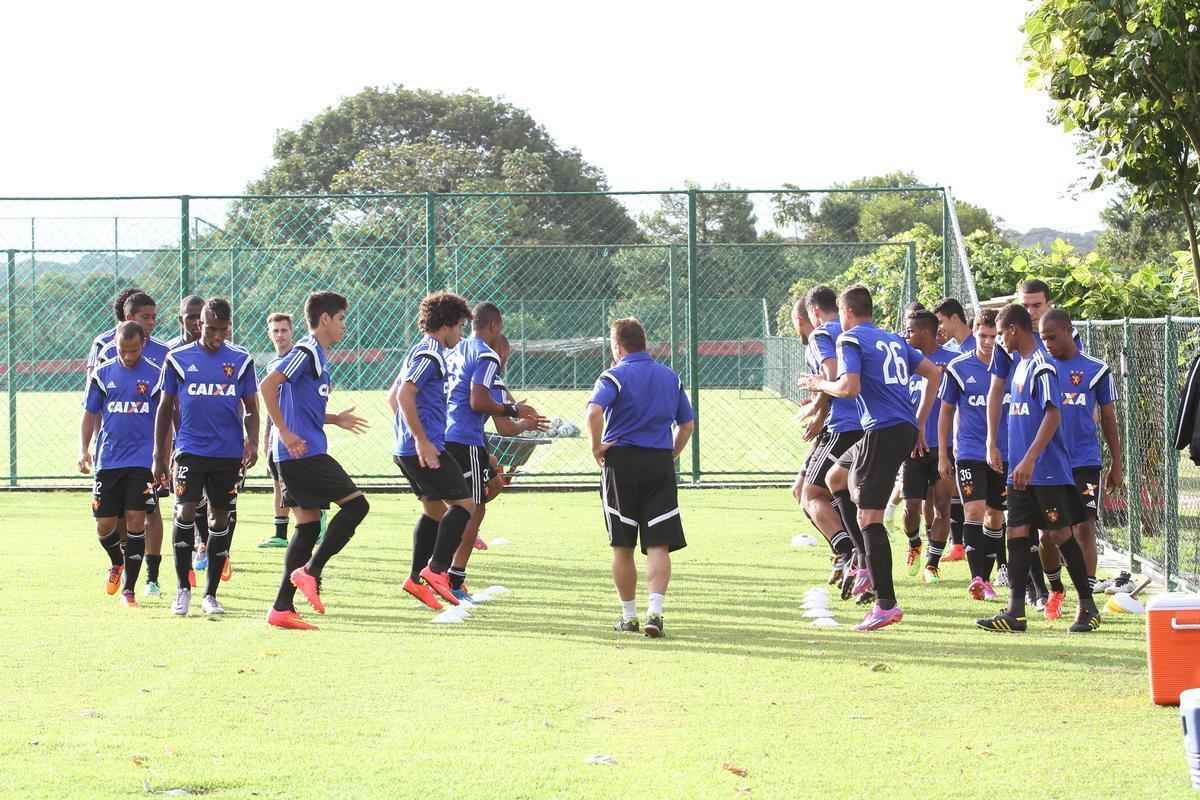 Eduardo Baptista comandou o ltimo treino no Centro de Treinamento Jos de Andrade Mdicis antes do desafio pela Copa do Brasil