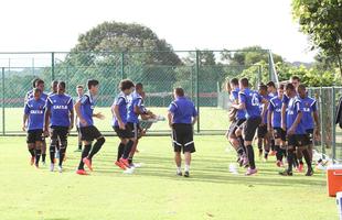 Eduardo Baptista comandou o ltimo treino no Centro de Treinamento Jos de Andrade Mdicis antes do desafio pela Copa do Brasil