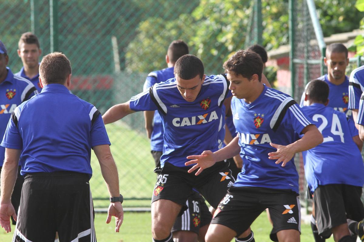 Eduardo Baptista comandou o ltimo treino no Centro de Treinamento Jos de Andrade Mdicis antes do desafio pela Copa do Brasil