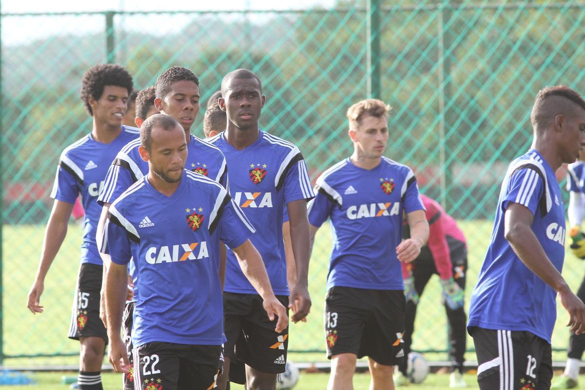 Eduardo Baptista comandou o ltimo treino no Centro de Treinamento Jos de Andrade Mdicis antes do desafio pela Copa do Brasil