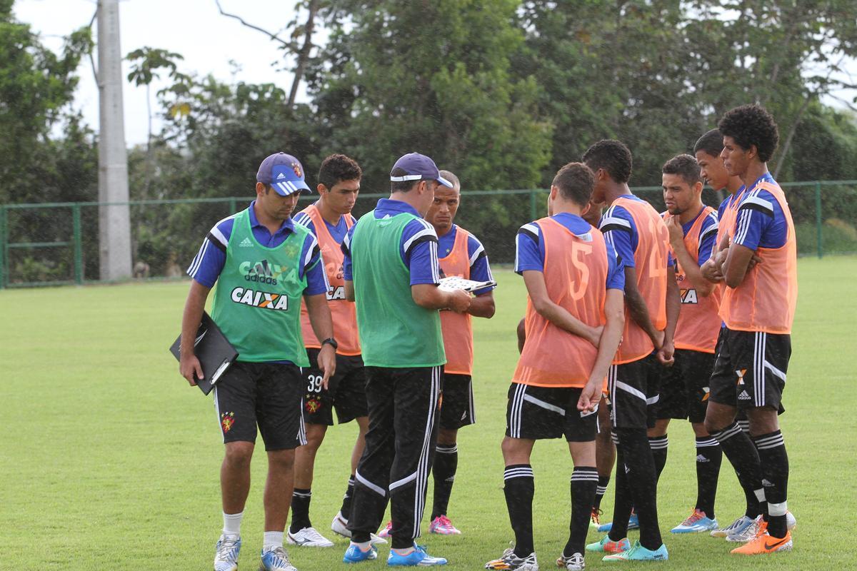 Eduardo Baptista comandou o ltimo treino no Centro de Treinamento Jos de Andrade Mdicis antes do desafio pela Copa do Brasil