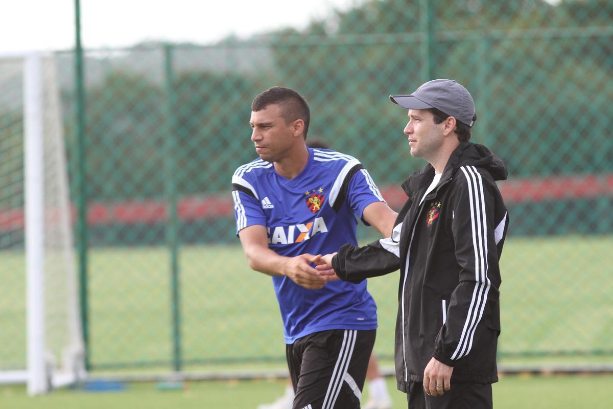 Eduardo Baptista comandou o ltimo treino no Centro de Treinamento Jos de Andrade Mdicis antes do desafio pela Copa do Brasil