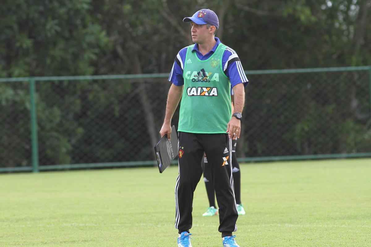 Eduardo Baptista comandou o ltimo treino no Centro de Treinamento Jos de Andrade Mdicis antes do desafio pela Copa do Brasil
